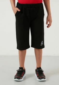 LELA REGULAR FIT - Shorts - Red -LELA Verkaufsshop 21b8b3d13f564321aa003e5559cc6a0a