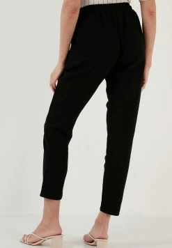 LELA REGULAR FIT - Stoffhose - Black -LELA Verkaufsshop 23f7ae3ec2f14494b7f54073318a5834