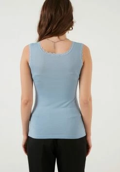 LELA SQUARE NECK LACE DETAILED ATHLETE - Top - Baby Blue 8 LELA SQUARE NECK LACE DETAILED ATHLETE - Top - Baby Blue -LELA Verkaufsshop 26dbe8f23d924ea4afd383ba0dee2cb0