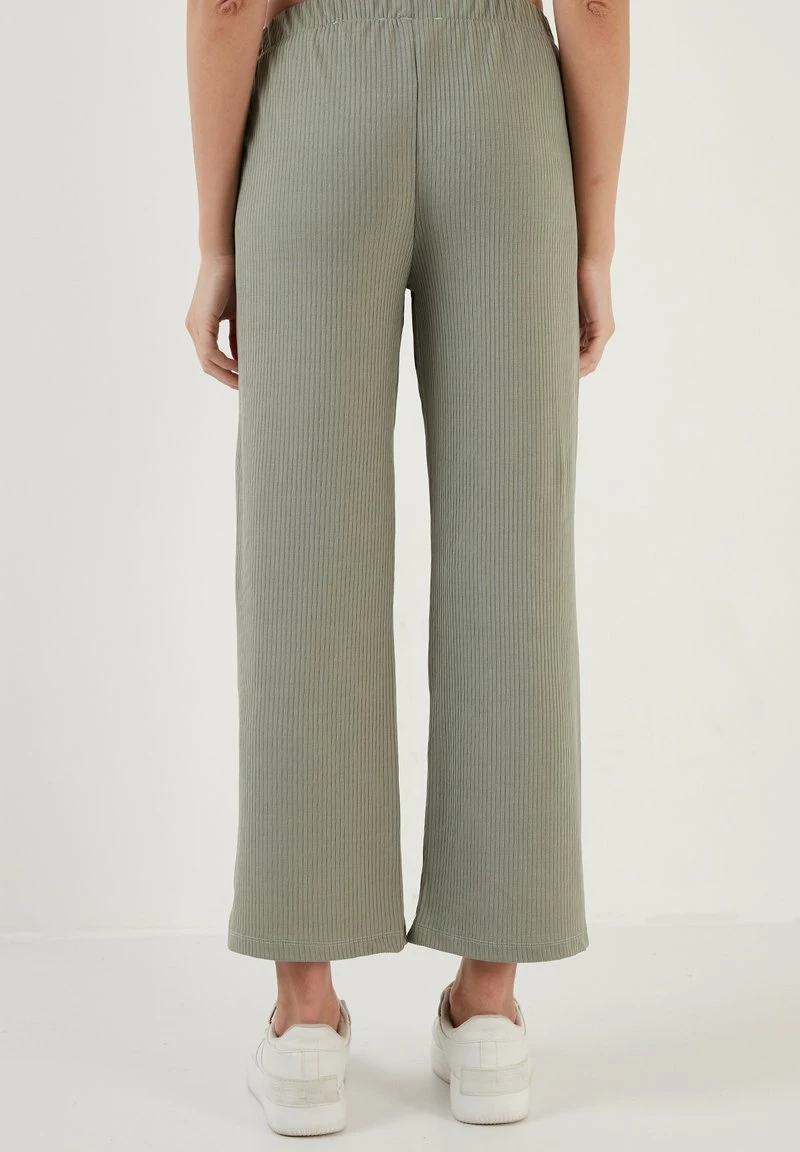 LELA REGULAR FIT - Stoffhose - Almond Green 3 LELA REGULAR FIT - Stoffhose - Almond Green – Bild 3