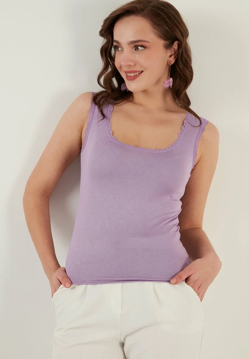 LELA SQUARE NECK LACE DETAILED ATHLETE - Top - Lilac 4 LELA SQUARE NECK LACE DETAILED ATHLETE - Top - Lilac – Bild 4