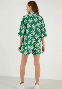 LELA TWO PIECE SET - REGULAR FIT - Shorts - Green -LELA Verkaufsshop 3089ee8be37040c9be7966e2a5e2c508