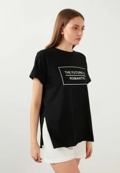 LELA OVERSIZED - T-Shirt Print - White -LELA Verkaufsshop 30e9fabf0bdf40ff99c813d8eb140370