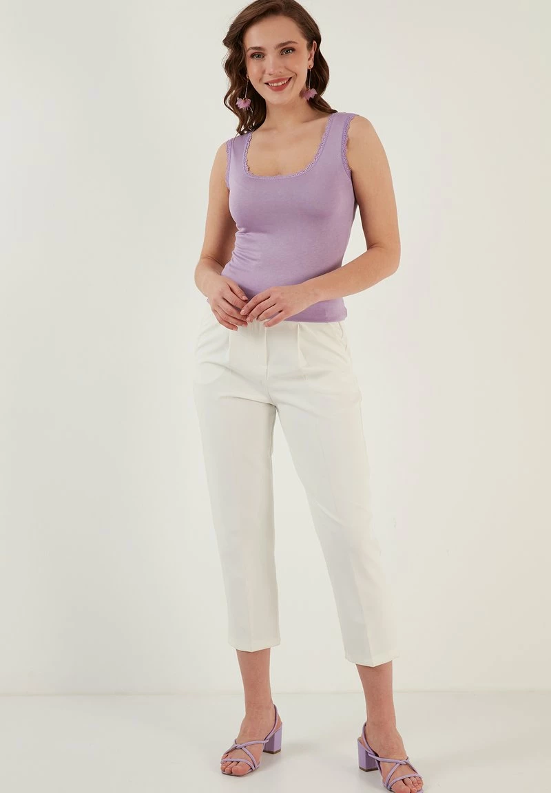 LELA SQUARE NECK LACE DETAILED ATHLETE - Top - Lilac 2 LELA SQUARE NECK LACE DETAILED ATHLETE - Top - Lilac – Bild 2