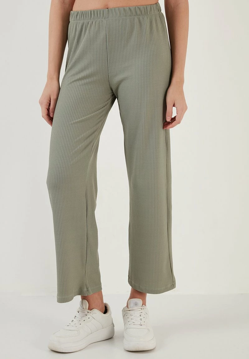 LELA REGULAR FIT - Stoffhose - Almond Green 1 LELA REGULAR FIT - Stoffhose - Almond Green