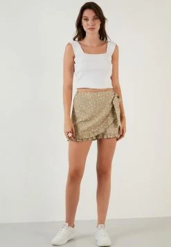LELA REGULAR FIT - Shorts - Khaki
