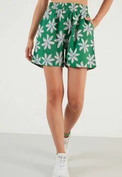 LELA TWO PIECE SET - REGULAR FIT - Shorts - Green -LELA Verkaufsshop 8fbe1d3c45004c87acf3086fb276797f