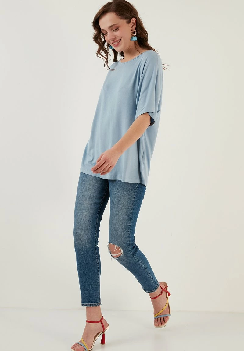 LELA LOOSE FIT - Bluse - Baby Blue 2 LELA LOOSE FIT - Bluse - Baby Blue – Bild 2