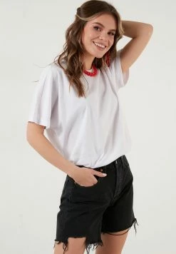 LELA CREW NECK - T-Shirt Basic - White -LELA Verkaufsshop bc8e40b4c39e41579bb9942544075510