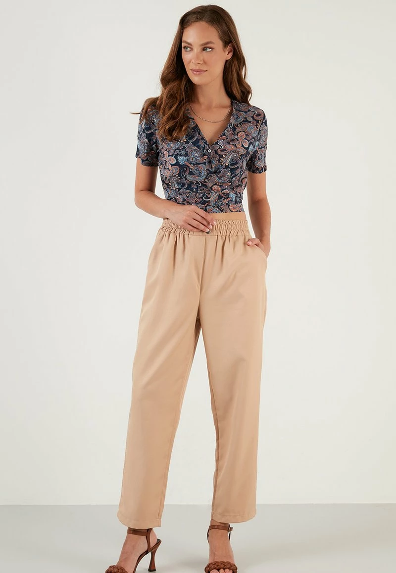 LELA REGULAR FIT - Stoffhose - Camel 2 LELA REGULAR FIT - Stoffhose - Camel – Bild 2