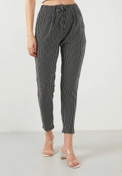 LELA SLIM FIT - Stoffhose - Black 10 LELA SLIM FIT - Stoffhose - Black -LELA Verkaufsshop ce3ca436112f468ea6943a4811b3d5d1 1