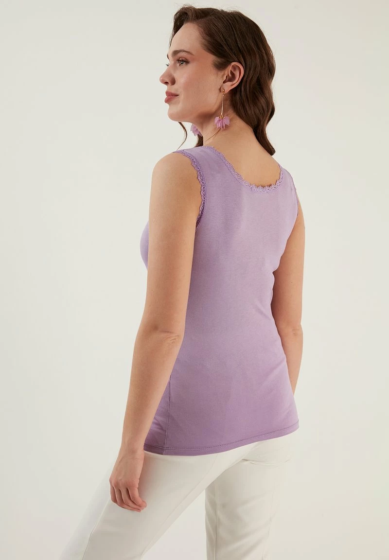 LELA SQUARE NECK LACE DETAILED ATHLETE - Top - Lilac 3 LELA SQUARE NECK LACE DETAILED ATHLETE - Top - Lilac – Bild 3