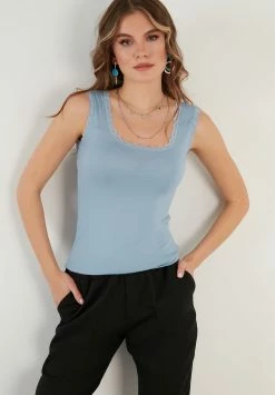 LELA SQUARE NECK LACE DETAILED ATHLETE - Top - Baby Blue 9 LELA SQUARE NECK LACE DETAILED ATHLETE - Top - Baby Blue -LELA Verkaufsshop e3d3658723ec4bf48ae4628167fee05f