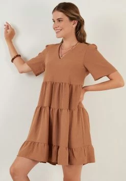 LELA LOOSE FIT - Freizeitkleid - Light Brown -LELA Verkaufsshop e73f043a09c44fc5aed2552907bed7b5