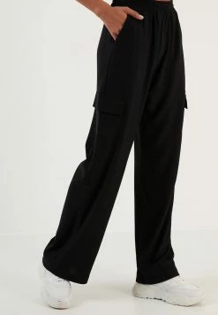 LELA REGULAR FIT - Cargohose - Black -LELA Verkaufsshop f73b7fc8e0724fa8b703ffc272fa2b8d